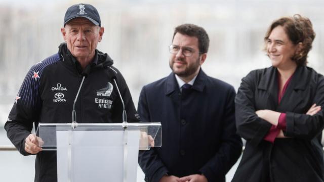 Grand Dalton, director general del Team New Zealand, con Pere Aragonès y Ada Colau / EFE