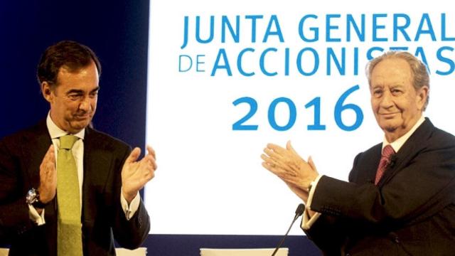 Juan Miguel Villar-Mir hijo (I) y Villar-Mir padre (D), propietarios de OHL, en una imagen de archivo de la junta de accionistas de 2016 / EFE