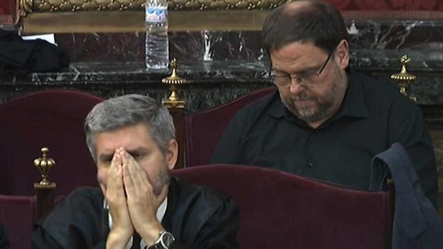 El abogado Andreu Van Den Eyde, que comparecerá en la Eurocámara, junto al líder de ERC Oriol Junqueras / SEÑAL DE TV DEL TRIBUNAL SUPREMO