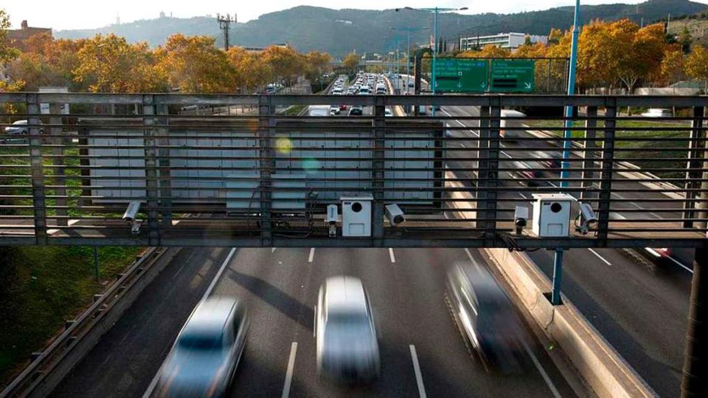 Radares y cámaras de velocidad controlan una carretera / AUTOFÁCIL
