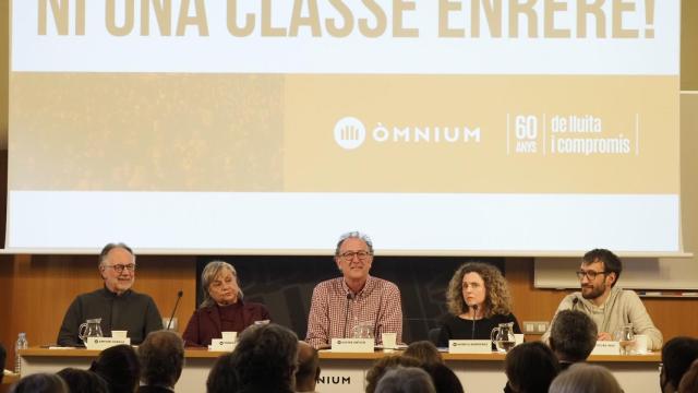 El presidente de Òmnium Cultural, Xavier Antich, la presidenta del IEC, Teresa Cabré; el director del Institut de Recursos i Investigació per a la Formació, Antoni Zabala, entre otros / ÒMNIUM CULTURAL