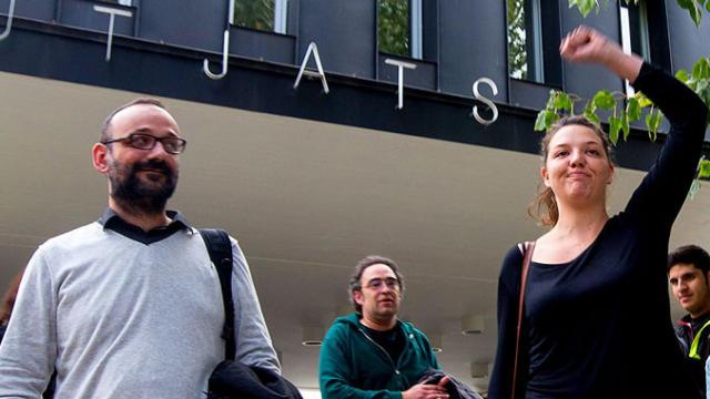 La alcaldesa de Berga, Montse Venturós, junto a su abogado, Benet Salellas, a la salida del juzgado / CG