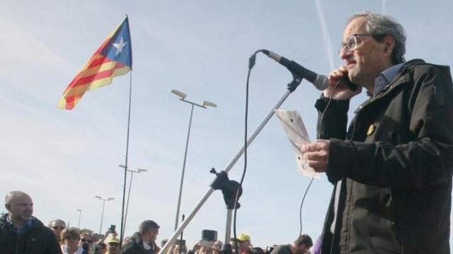 El presidente de la Generalitat, Quim Torra, durante su discurso con motivo de la tradicional ofrenda floral a la tumba de Francesc Macià en el cementerio de Montjuïc / EFE