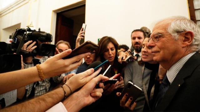 Josep Borrell, ministro de Exteriores, tras recibir los insultos y un salivazo de diputados de ERC / EFE