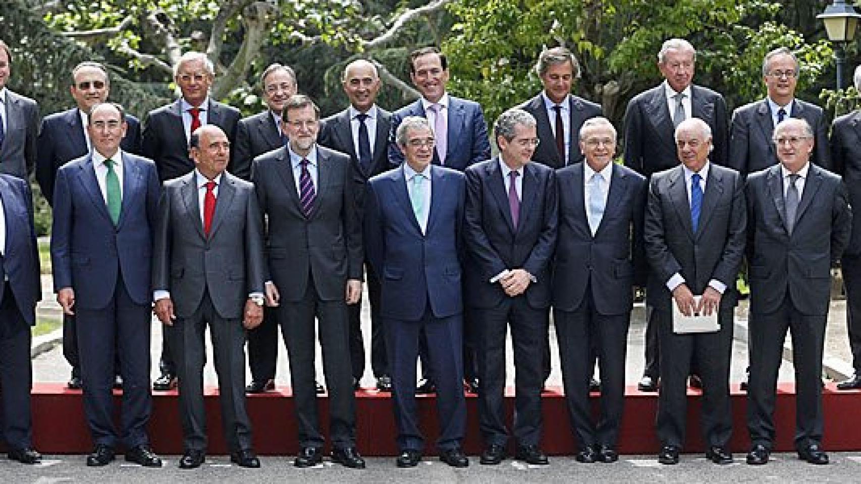 El presidente del Gobierno, Mariano Rajoy, posa junto a los miembros del Consejo Empresarial para la Competitividad