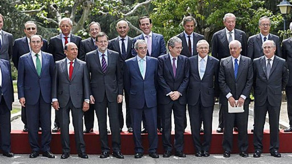 El presidente del Gobierno, Mariano Rajoy, posa junto a los miembros del Consejo Empresarial para la Competitividad