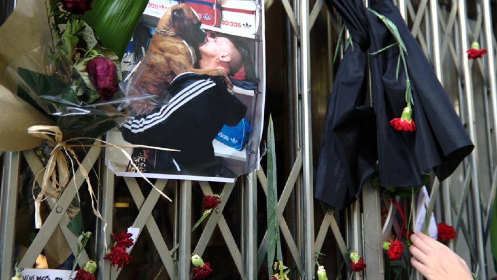 Amigos y vecinos del empresario del Gayxample Juan Andrés Benito Álvarez, muerto después de ser detenido por los Mossos dEsquadra, improvisaron un altar en su memoria en la entrada de su tienda, en la esquina entre las calles Consell de Cent y Muntaner