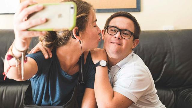 Una madre y su hijo con Síndrome de Down / CAIXABANK