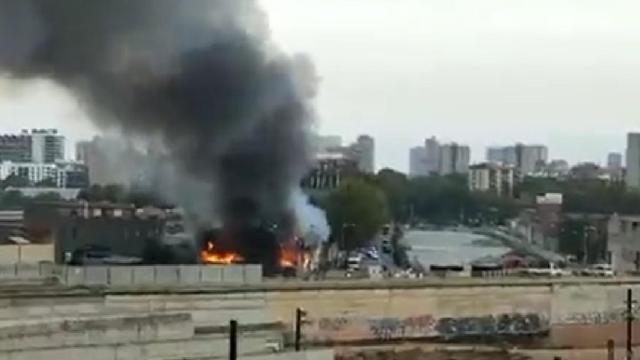 Incendio en una gasolinera abandonada en el distrito de Sant Martí, Barcelona / TWITTER