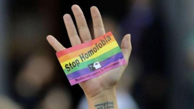 Un mano con un carte de 'Stop homofobia' / EFE