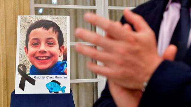 Retrato del niño Gabriel Cruz colocado en el patio de la diputación de Almería, donde hoy se ha convocado un pleno extraordinario para declarar tres días de luto por su muerte