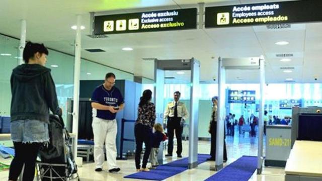 Control de seguridad en una de las terminales del aeropuerto de El Prat (Barcelona) / AENA