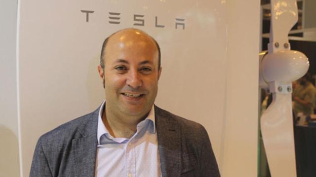 Juan de Dios, adjunto a la dirección de Bornay, distribuidora de la batería Tesla en España, junto al logo de la multinacional / CG