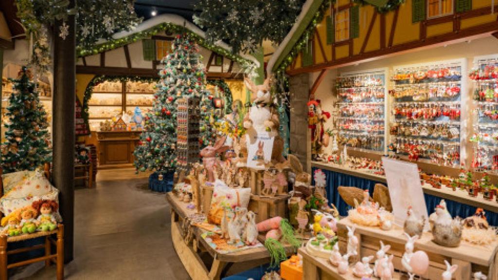 Interior de la tienda donde siempre es Navidad de Barcelona, con su especial para la Pascua