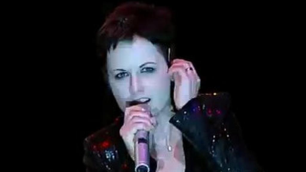 Dolores O'Riordan, actuando en un concierto