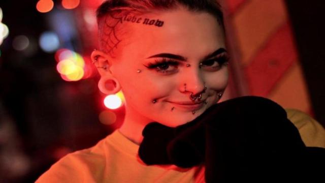 Joven con varios piercings en su rostro / Tamara Gore en UNSPLASH