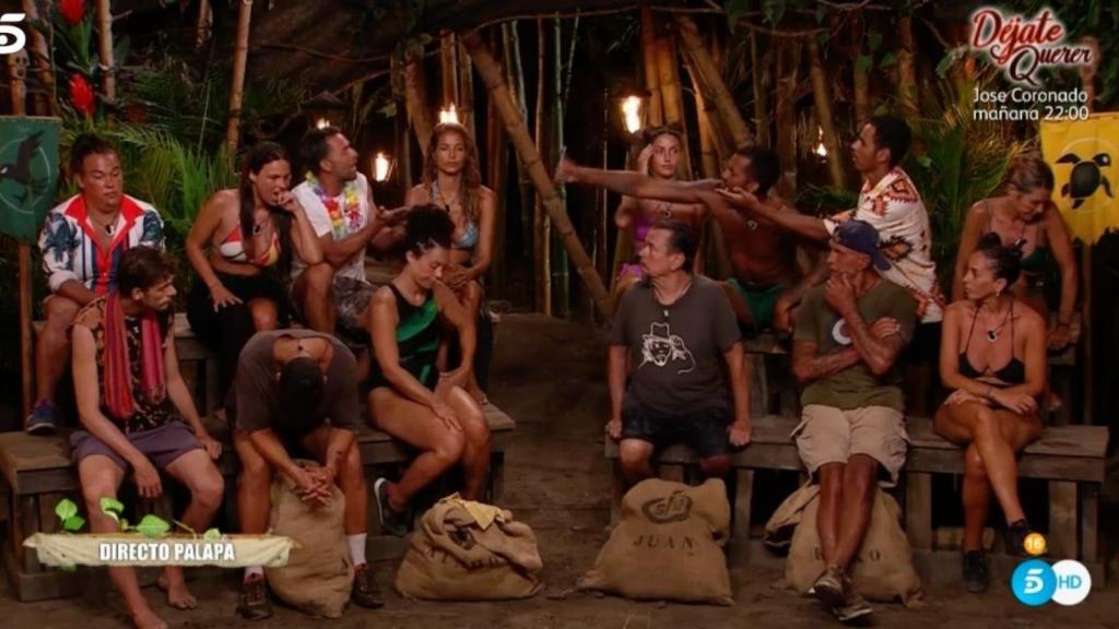 Los supervivientes discutiendo en la Palapa / MEDIASET