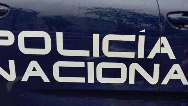 El coche de la Policía Nacional en el que trasladaron al detenido / EP