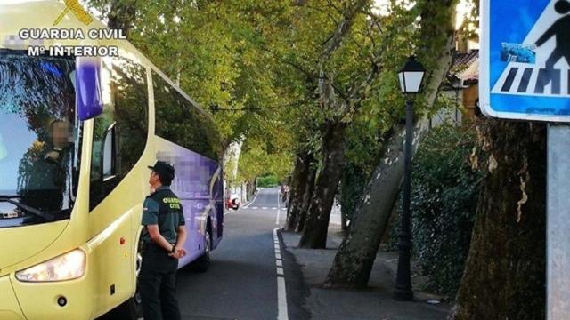 Una foto de archivo de un agente de la Guardia Civil frente a un conductor de autobús escolar