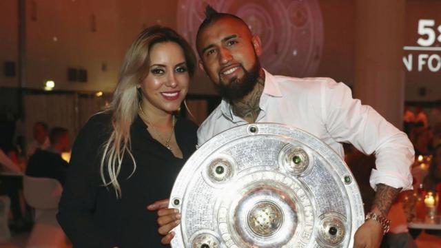 María Teresa Matus posa con Arturo Vidal en una imagen antigua de archivo