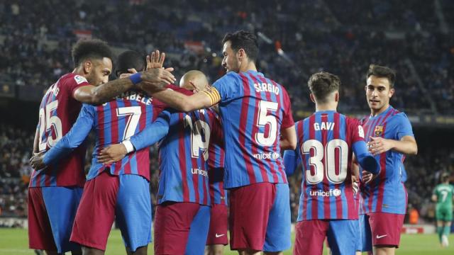 Aubameyang, Busquets, Dembelé, Alves, Gavi y Ferran Torres, celebrando un gol ante Osasuna / EFE