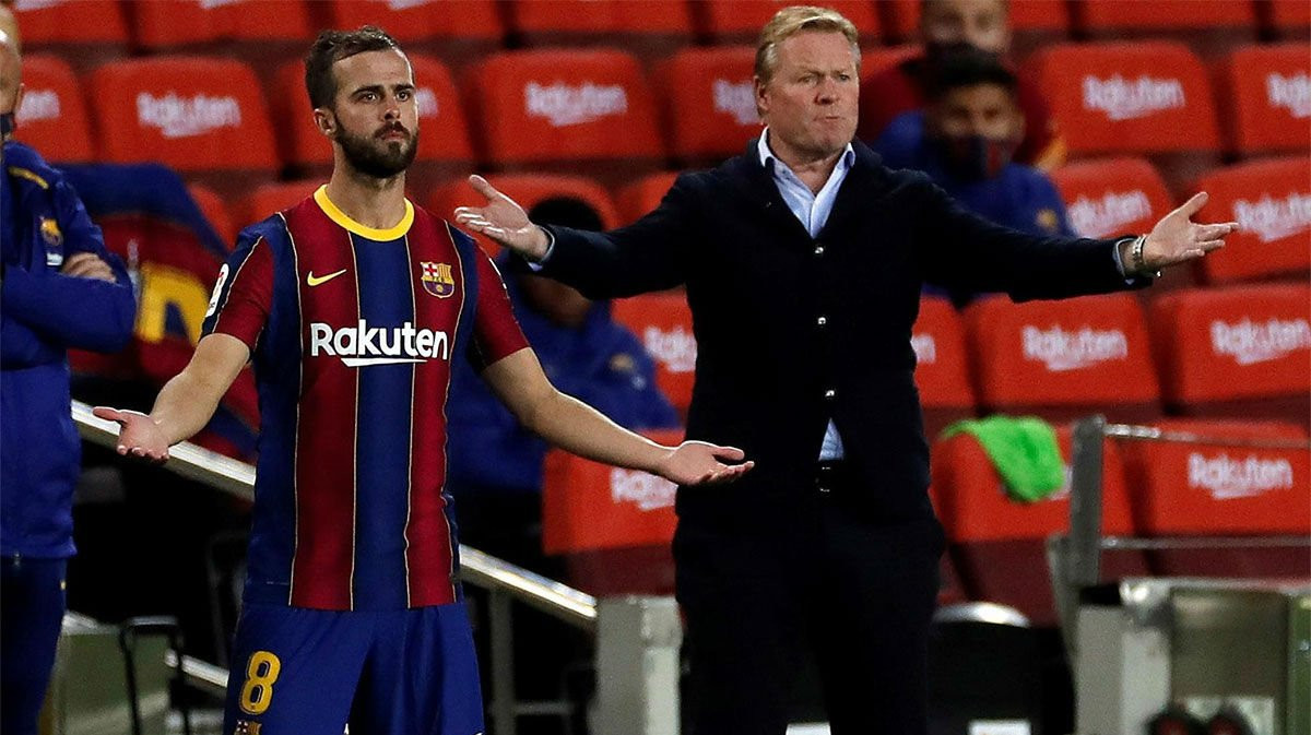Pjanic y Koeman en un partido del Barça / EFE