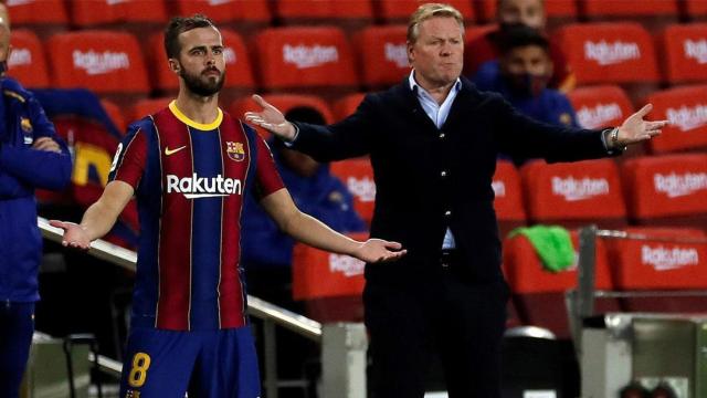 Pjanic y Koeman en un partido del Barça / EFE