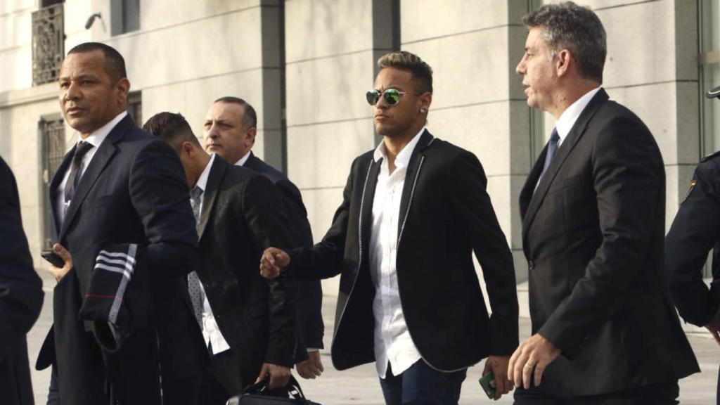Neymar y su padre en un juicio a petición de la Fiscalía