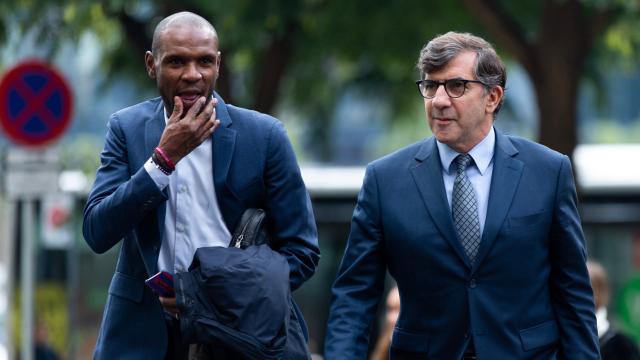Eric Abidal llega a los juzgados de Barcelona junto a su abogado, Carles Monguilod / EFE