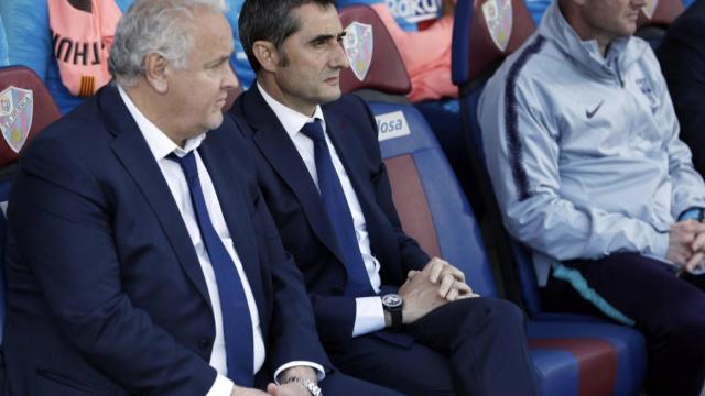 Una foto de Ernesto Valverde en el banquillo del Huesca / FCB