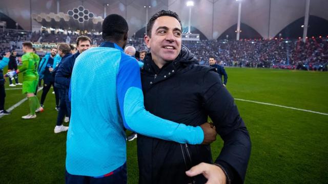 Xavi se abraza con Dembelé tras ganar la Supercopa de España / FCB