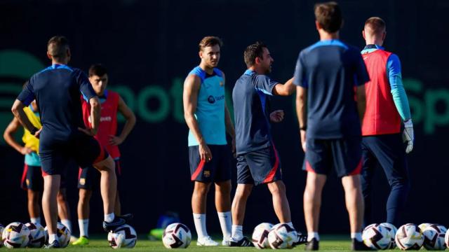 Xavi Hernández da indicaciones a sus jugadores en el primer día de la pretemporada / FCB