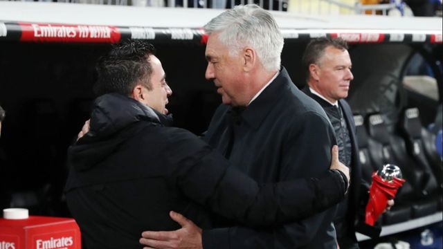 Xavi Hernández y Carlo Ancelotti, saludándose antes de un clásico / EFE