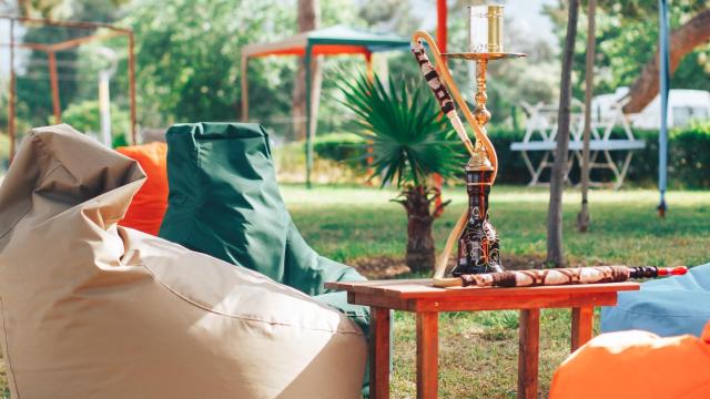 Varios pufs rodean una mesa / PEXELS