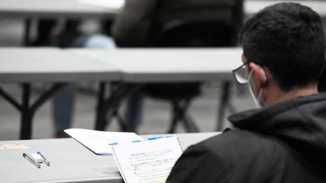 Imagen de un aspirante a funcionario en las oposiciones / EFE