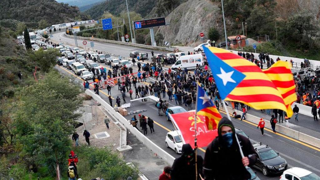 Los independentistas de Tsunami Democràtic en el corte de la frontera de la AP7 por la Jonquera / EFE