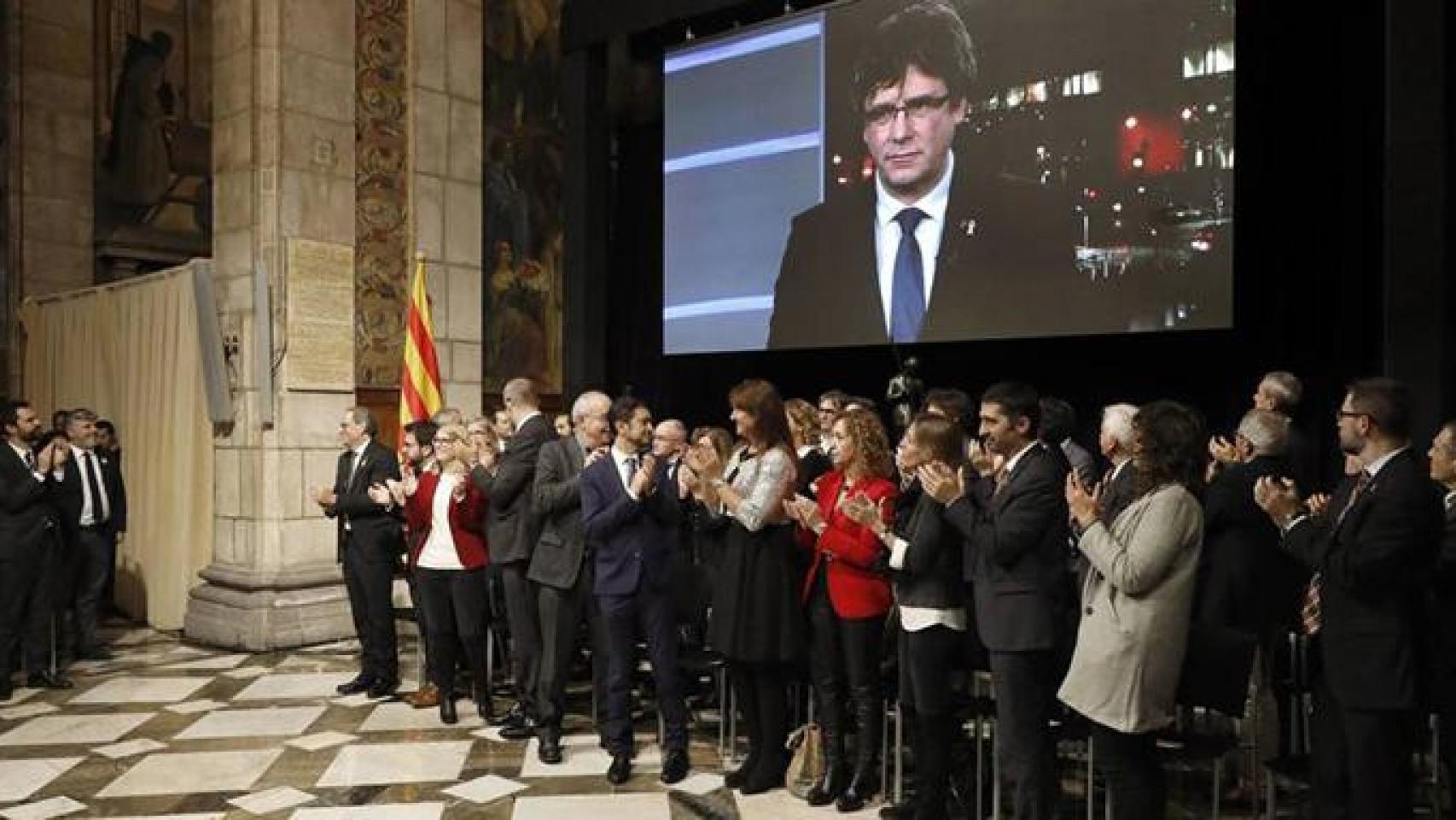 Quim Torra y el resto de su Govern aplauden la intervención por videoconferencia de Carles Puigdemont en la presentación del Consejo de la República / EFE