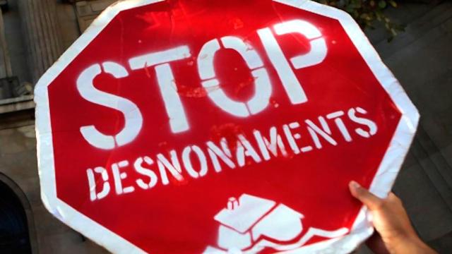 Cartel de 'Stop Desnonaments' en una manifestación de la PAH BArcelona / PAH