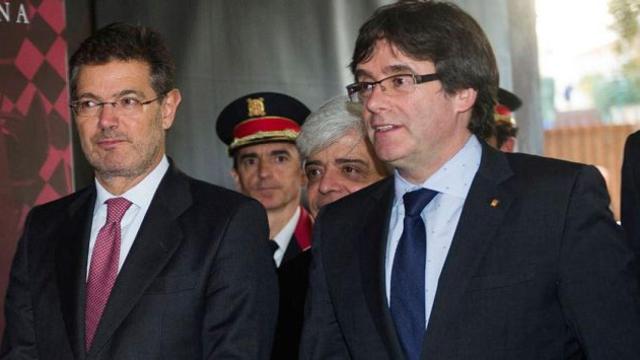 El ministro de Justicia, Rafael Catalá, que ha denunciado ataques contra jueces catalanes, junto al presidente de la Generalitat, Carles Puigdemont, en una foto de archivo / EFE