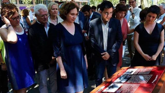 La alcaldesa de Barcelona, Ada Colau, en el homenaje a las víctimas del atentado de Hipercor junto a Gerardo Pisarello y Gala Pin / CG