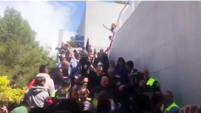 Imagen del asedio a Cayetana Álvarez de Toledo (arriba a la izquierda), candidata del PP al Congreso por Barcelona, acosada en un acto de la UAB sobre la democracia europea y los nacionalismos / CG