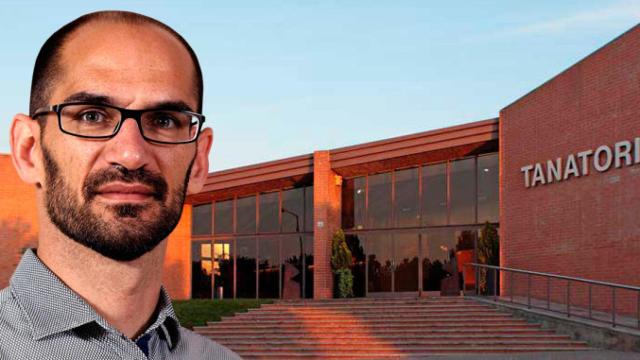 Maties Serracant, alcalde de Sabadell (Crida-CUP), ante el tanatorio de la funeraria Torra / CG