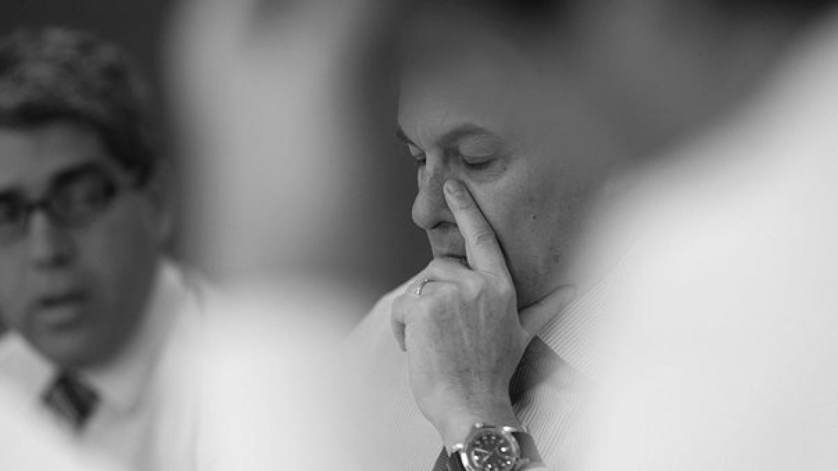 Artur Mas, en una reunión con su equipo más cercano; Francesc Homs, en segundo plano