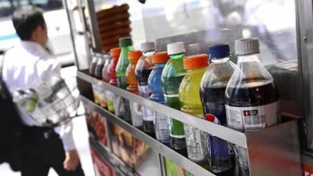 Un estudio determina que consumir demasiados ultraprocesados durante el embarazado perjudica al lenguaje del niño / EFE