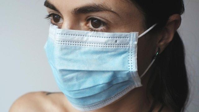Una mujer con la mascarilla puesta, una de las recomendaciones de Protección Civil para Navidad / ARCHIVO