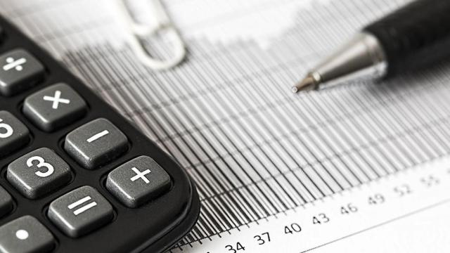 Un bolígrafo y una calculadora sobre una hoja de cuentas para la campaña de la Renta / PEXELS