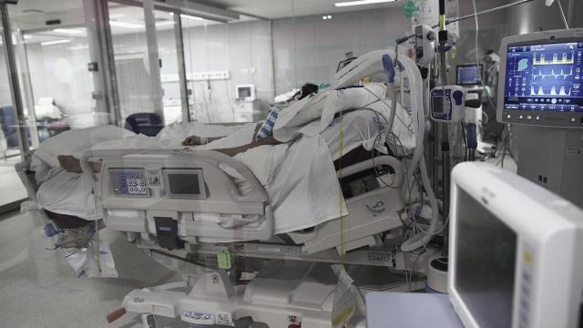 Un paciente de Covid en la uci, donde la presión asistencial desciende / EP