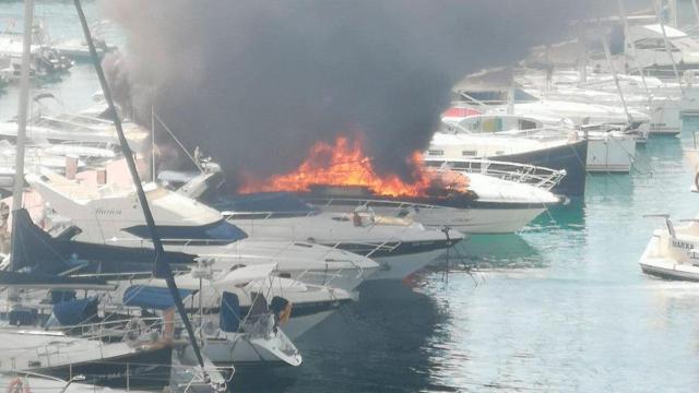 Incendio en la marina de Palamós / BOMBERS