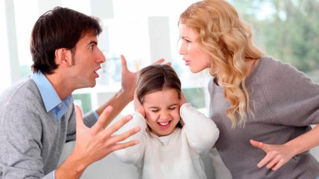 Dos padres discuten en presencia de su hija / CG