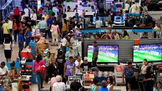 Gente comprando en unos grandes almacenes / EFE